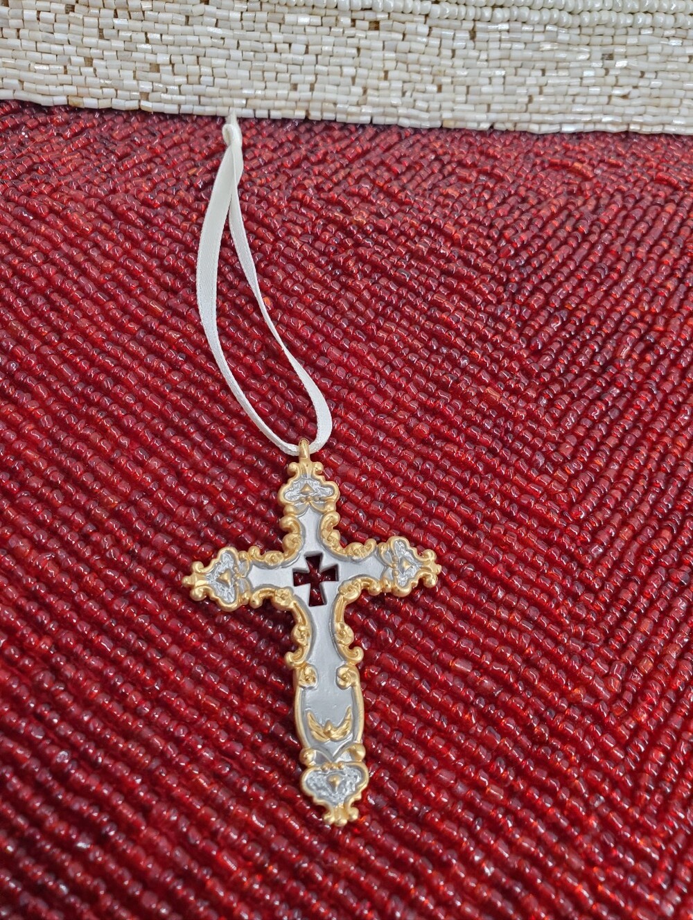 Vintage Hallmark Keepsake "Beautiful Cross" 2001 Christmas Ornament (C39)